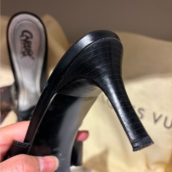 Carlos Santana Slingback Leather Sandal
Sexy style
Real leather
Wood 3” heel - Picture 3 of 9